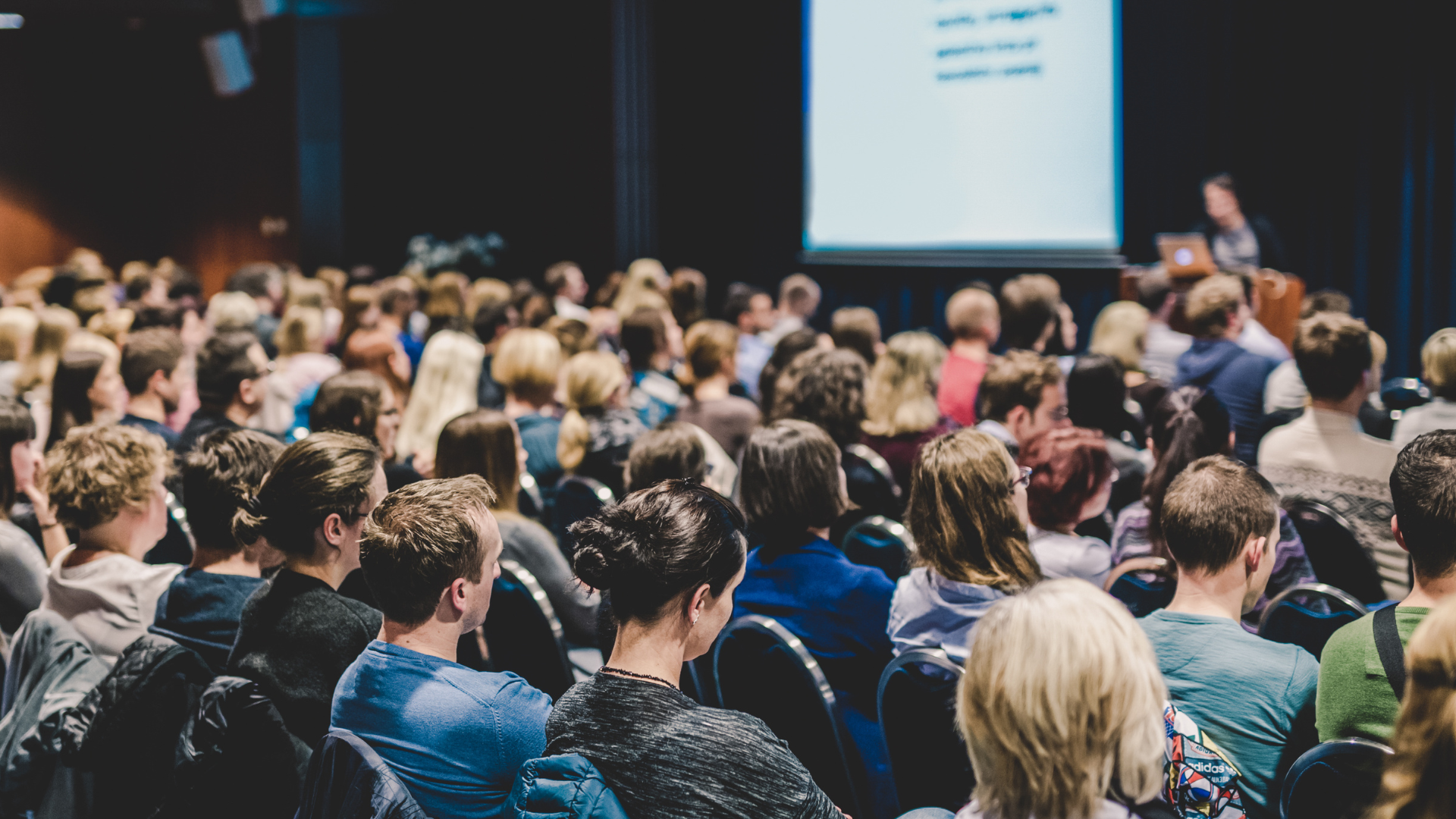 Studerende til forelæsning i et auditorium på en uddannelse.