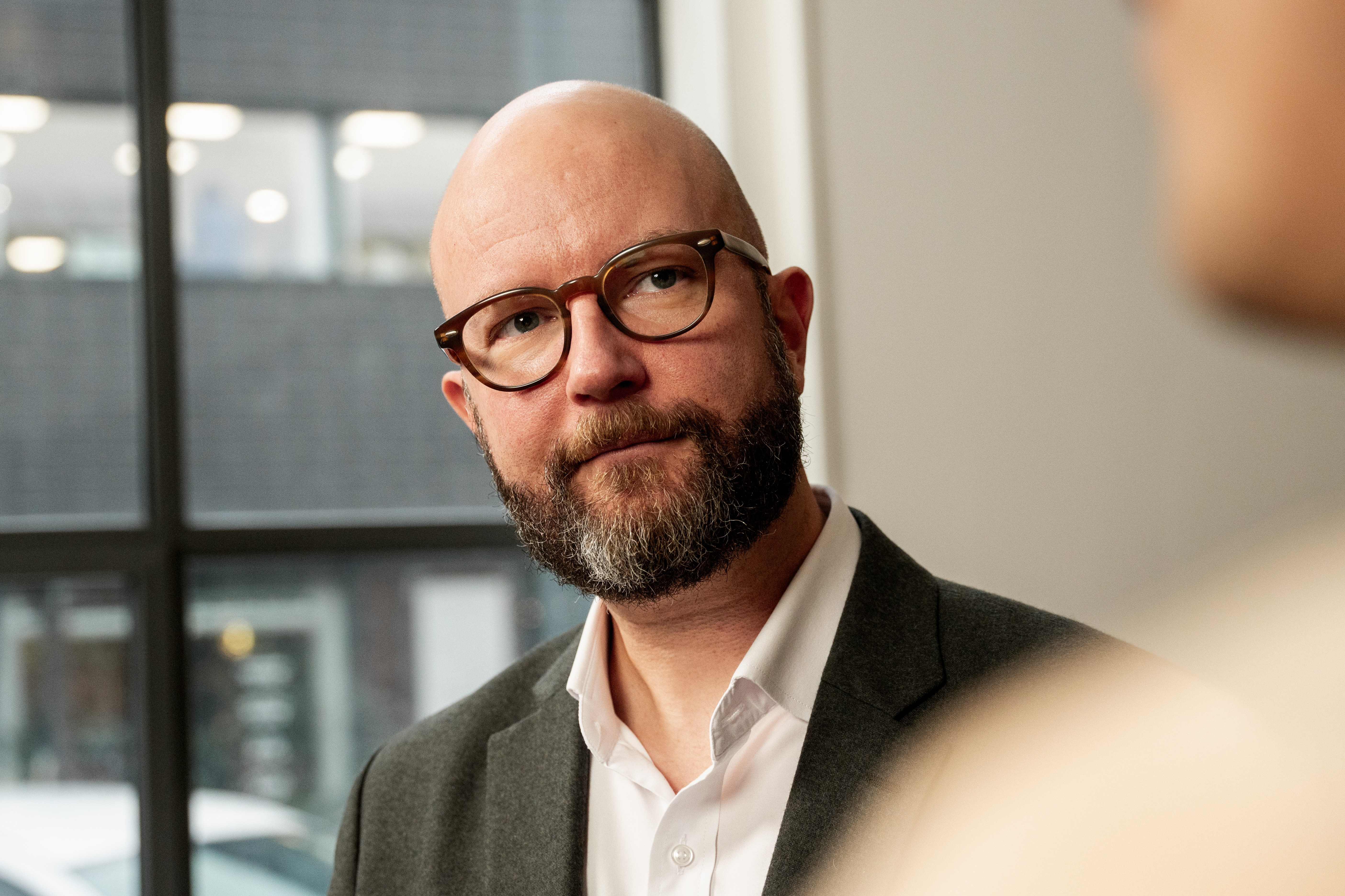 Mand lytter opmærksomt til sin kollega 