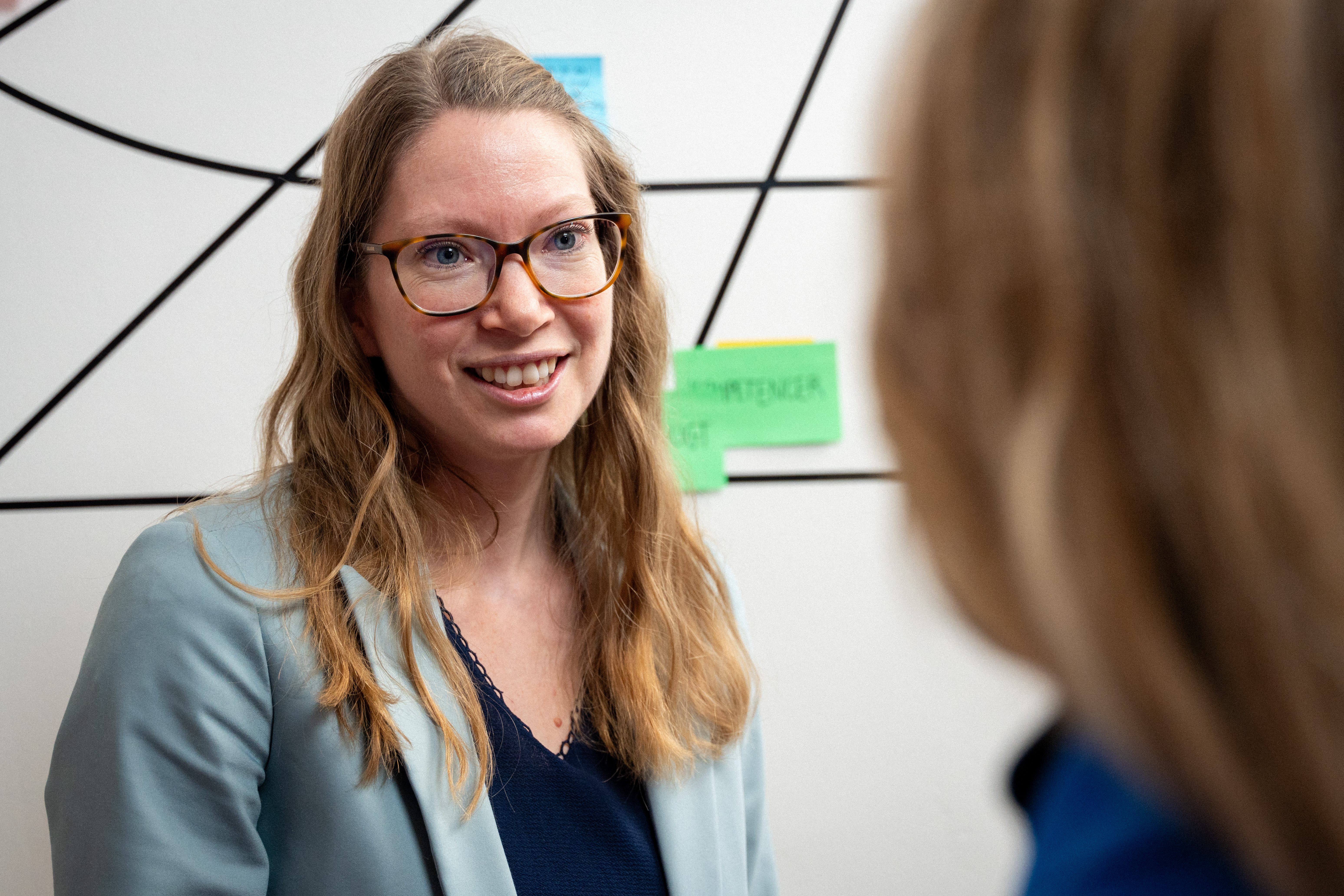 To kollegaer i dialog foran et transformation map